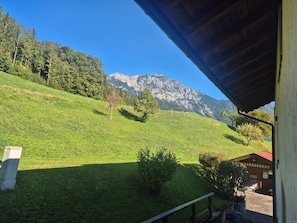 A view of a mountainous landscape with a building in the foreground. - Apartment Predigtstuhl for 2 persons, 50 sqm, balcony with unobstructed view of the mountains (Bad Reichenhall)