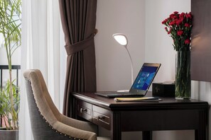 Suite, City View | Living area