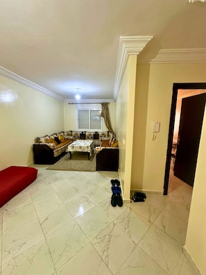 Apartamento conforto, 2 quartos | Área de estar | Smart TV 55 cm com canais digitais