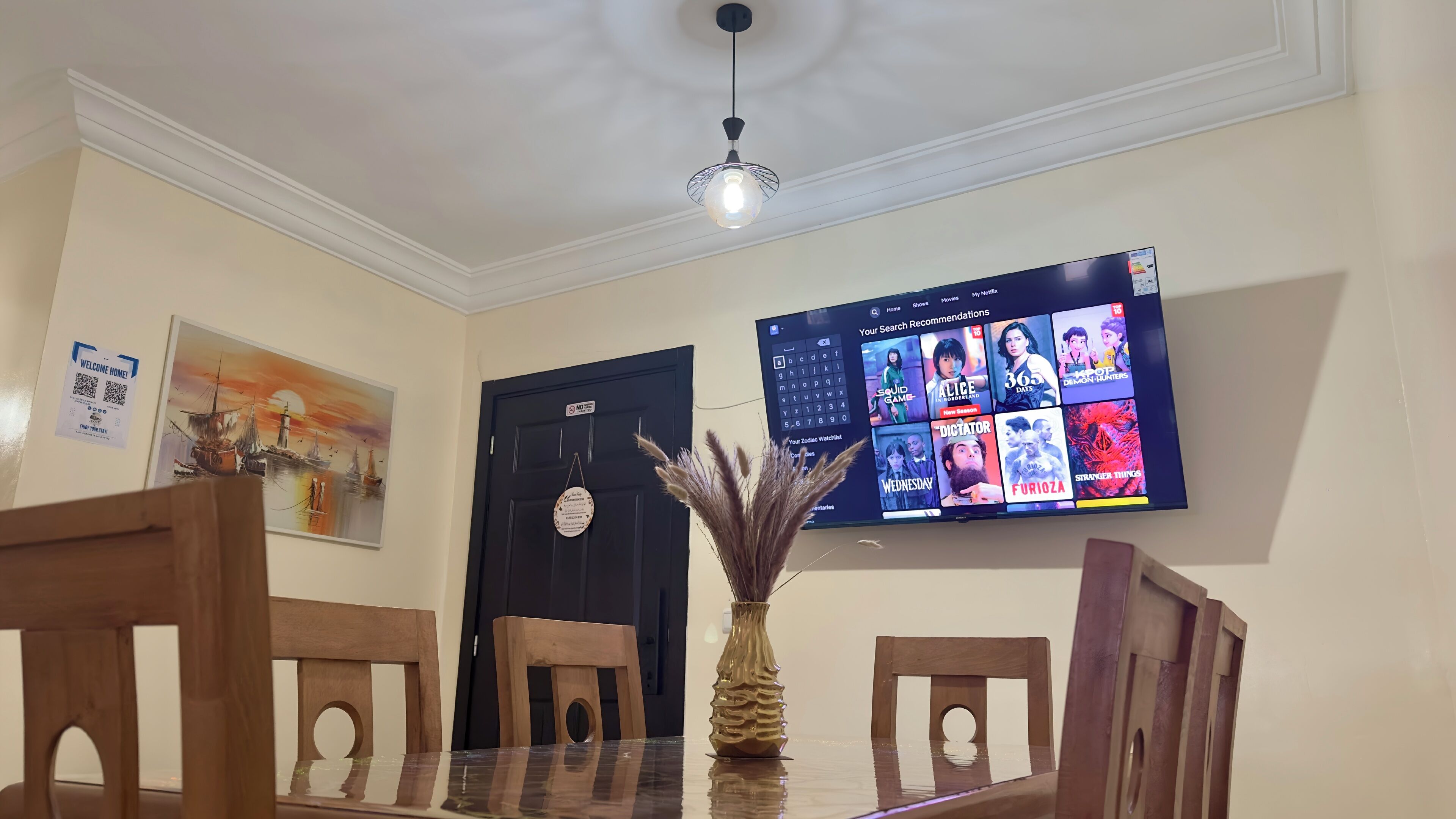 Appartement Confort, 2 chambres | Salle de séjour | TV connectée de 55 cm avec chaînes numériques