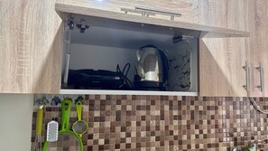 Private kitchen - Cozy Apartment Near Rabat & Beach (Aïn Attig)