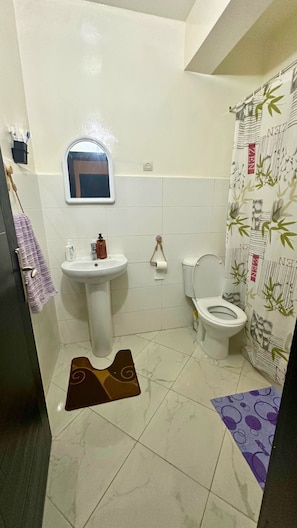 Comfort Apartment, 2 Bedrooms | Bathroom | Towels