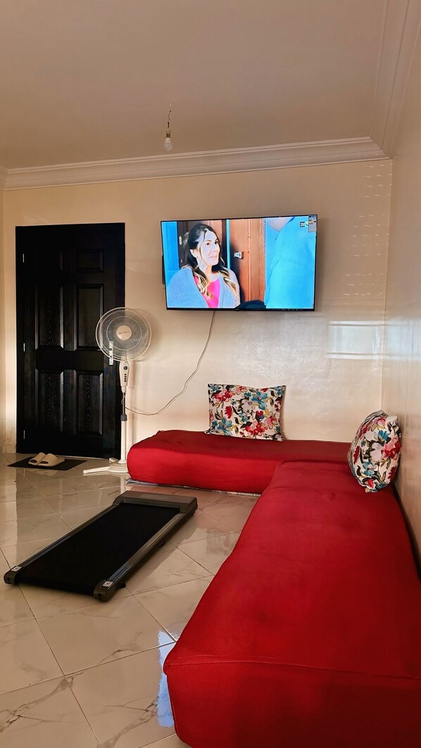 Comfort appartement, 2 slaapkamers | Woonruimte | Een 55-cm smart-tv met digitale zenders