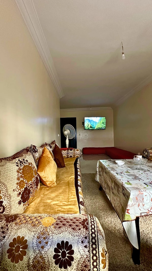 Apartamento conforto, 2 quartos | Área de estar | Smart TV 55 cm com canais digitais