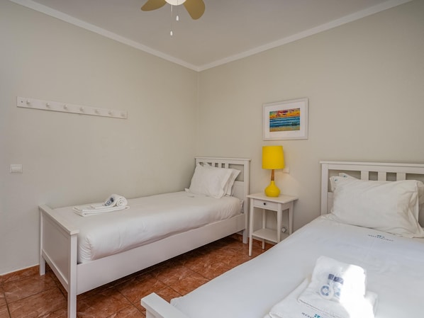2 bedrooms, iron/ironing board, internet, bed sheets