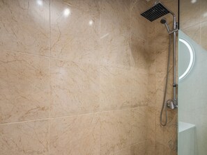 Douche, sèche-cheveux, serviettes fournies