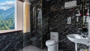 Un baño con inodoro, lavabo y ducha.