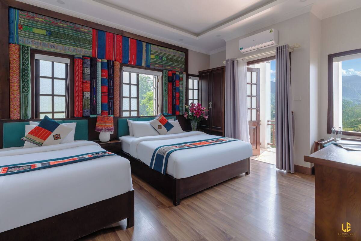 Deluxe Triple Room | Meja, seterika/papan seterika, Wi-fi percuma 