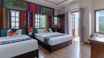 Deluxe Triple Room | Desk, iron/ironing board (on request), WiFi (free)