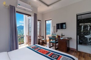 Deluxe Triple Room | Meja, seterika/papan seterika, Wi-fi percuma 