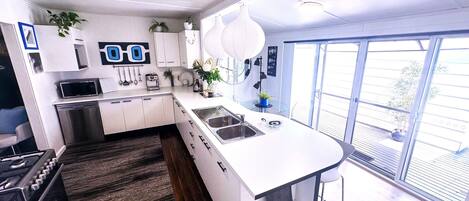 Refrigerador, microondas, horno, placa de cocina