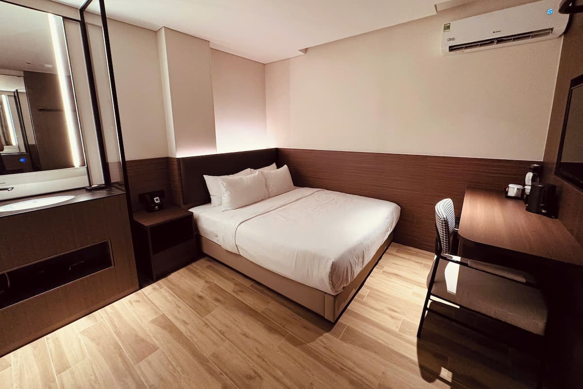 Escritorio, cortinas blackout, wifi gratis y ropa de cama