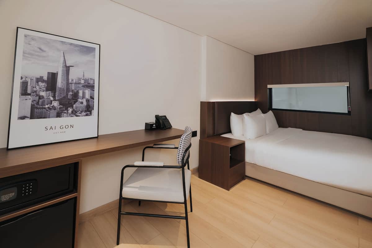 Quarto casal luxo | Escrivaninha, cortinas blackout, Wi-Fi de cortesia