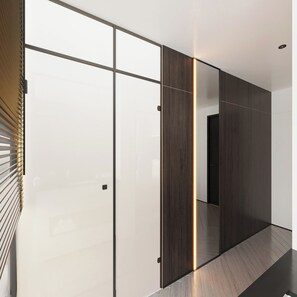 Suite, vista a la ciudad | Caja de seguridad en la habitación, escritorio y cortinas blackout 