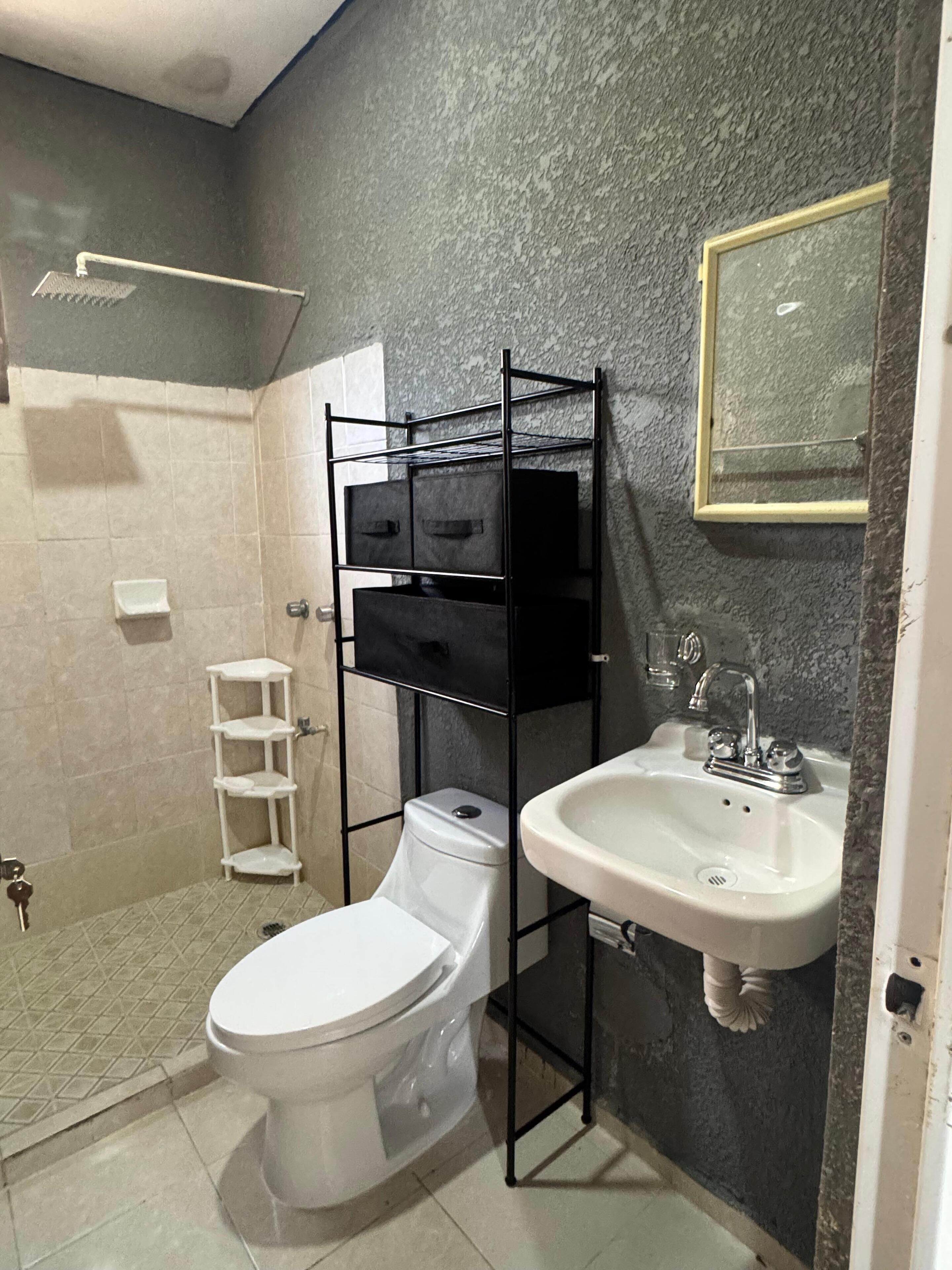 Douche, serviettes fournies, savon, papier toilette