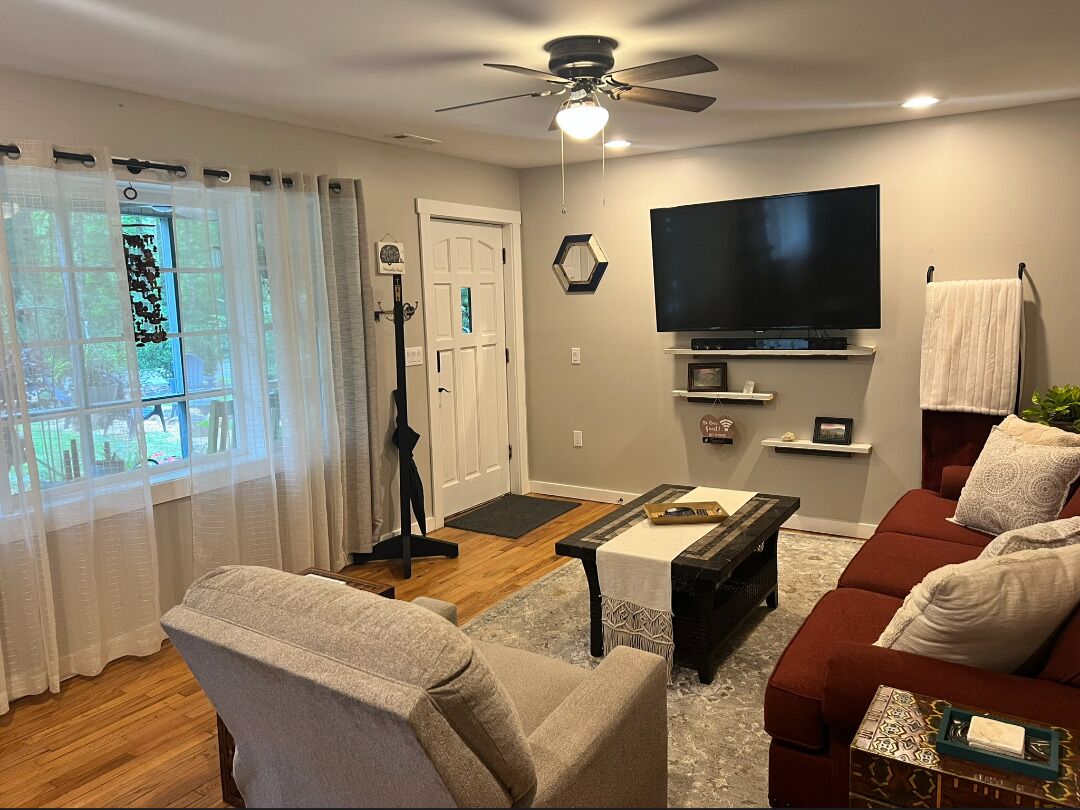 Smart TV, fireplace, books, stereo