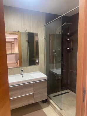 Douche, séchoir à cheveux, serviettes fournies, savon