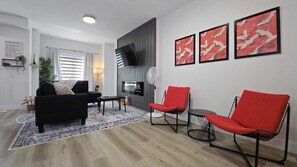 TV, fireplace - Royal Haven -Petfriendly (Beaumont)