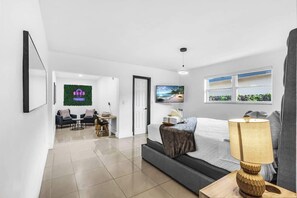 4 habitaciones, tabla de planchar con plancha y cuna de viaje