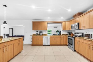 Fridge, microwave, oven, stovetop - Paradise Sunset Waterfront Home | Firepit, Kayaks (Miami)