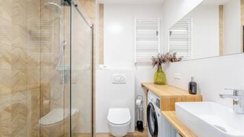 Apartamento, vista para o pátio, ao lado da praia | Banheiro | Chuveiro, secador de cabelo, toalhas de banho, sabonete