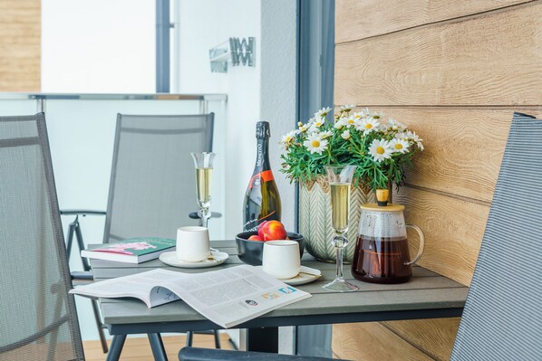 Apartment, Kitchenette, Beachside | Laptop workspace, blackout drapes, free WiFi