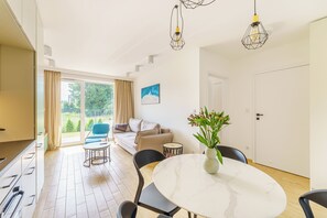 Apartament, cuina bàsica, al costat de la platja | Espai de treball apte per a portàtils, cortines opaques i wifi gratuïta