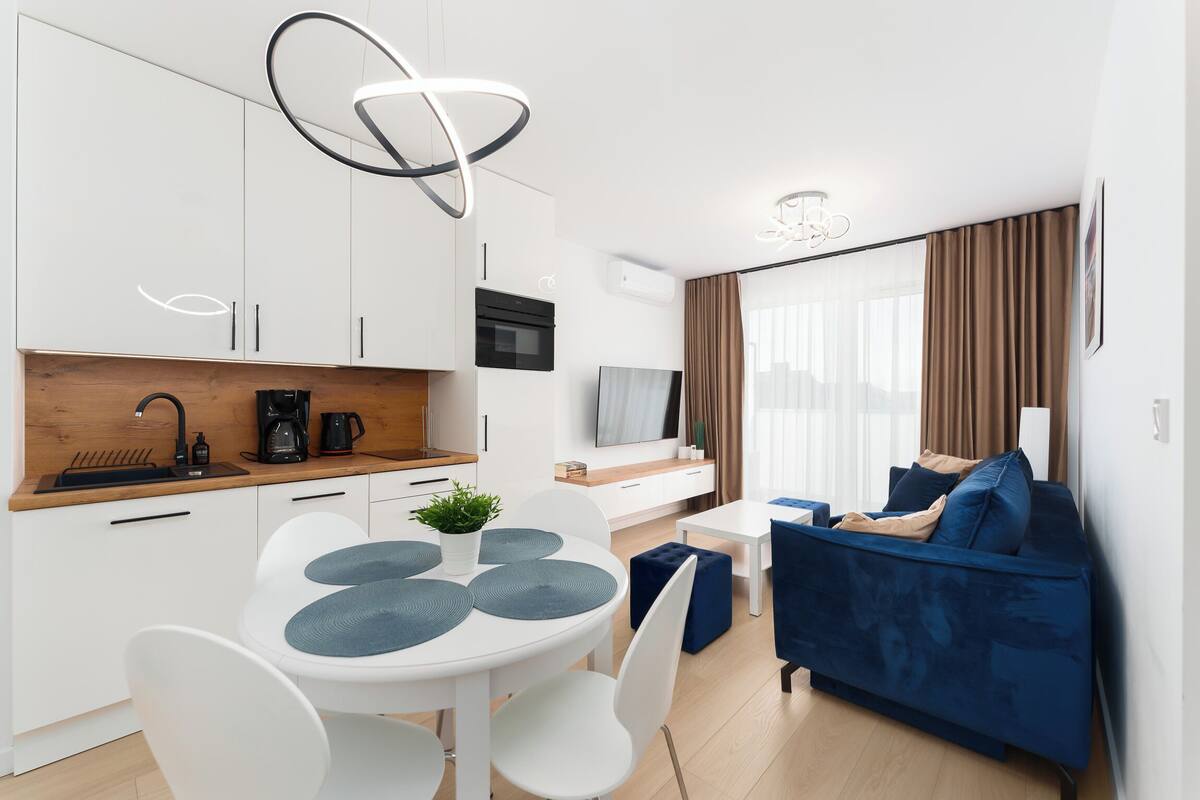 Apartament, vistes al pati, al costat de la platja | Espai de treball apte per a portàtils, cortines opaques i wifi gratuïta