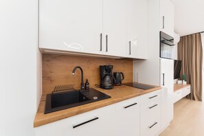 Apartament, vistes al pati, al costat de la platja | Espai de treball apte per a portàtils, cortines opaques i wifi gratuïta