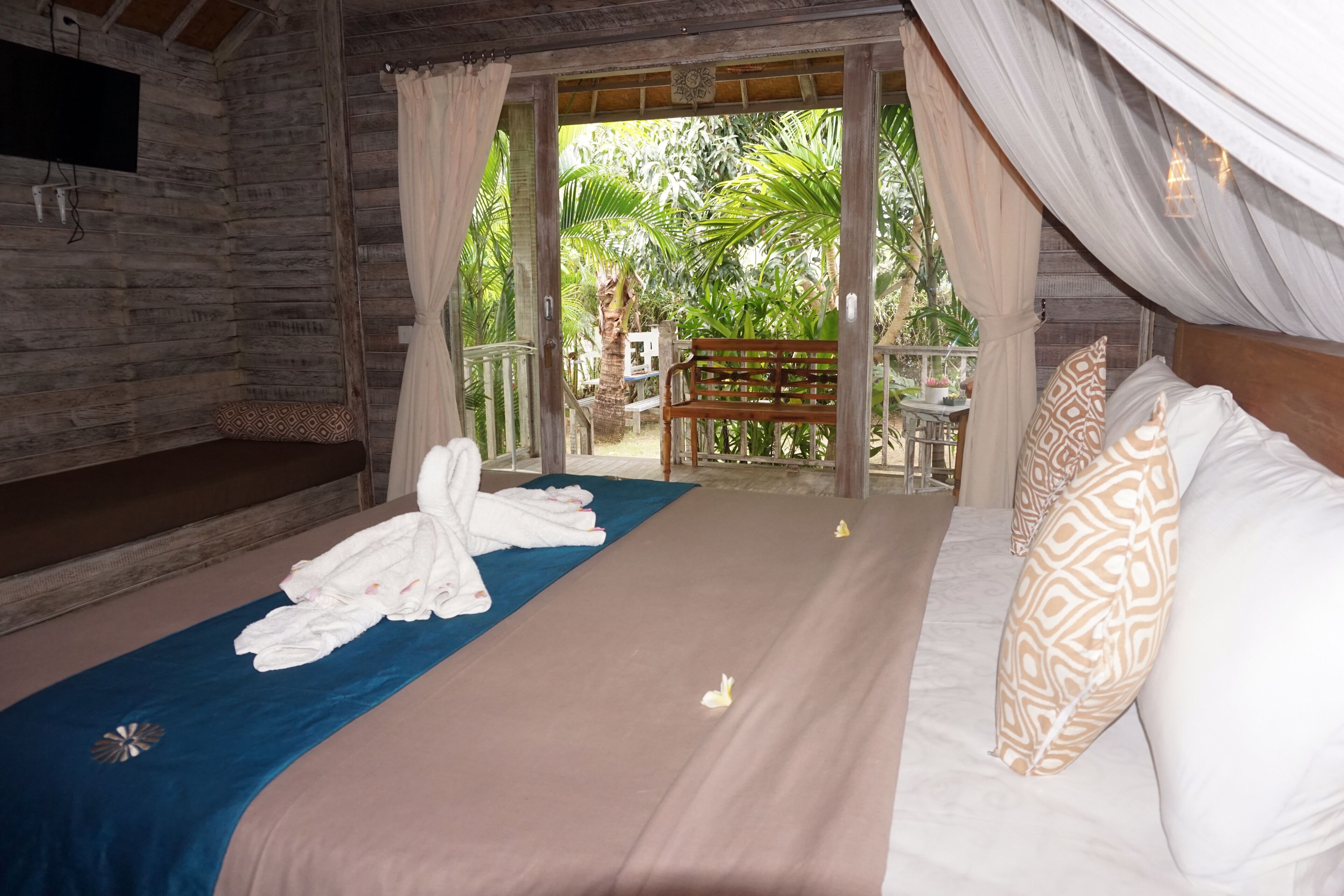 In-room safe, desk, laptop workspace