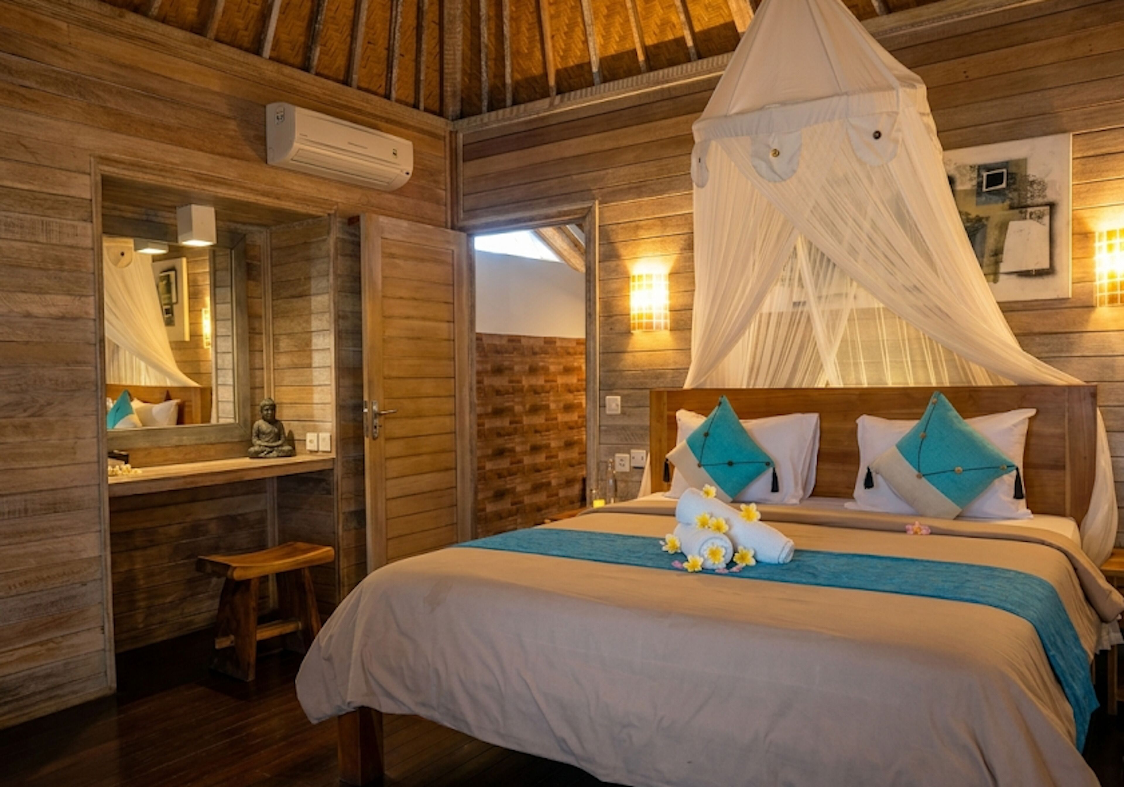 Deluxe Double Room | Peti besi dalam bilik, meja, ruang kerja komputer riba 