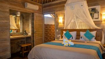 Deluxe Double Room | Peti besi dalam bilik, meja, ruang kerja komputer riba