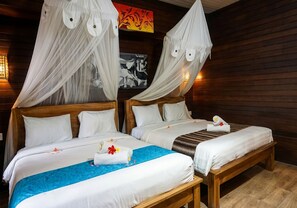 Familiekamer, 2 queensize bedden | Een kluis op de kamer, een bureau, een laptopwerkplek, beddengoed