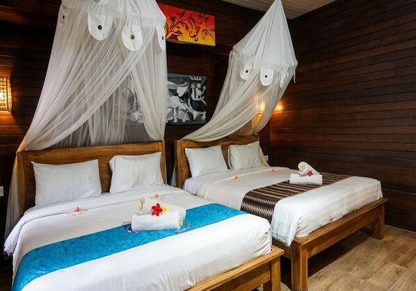 Two beds with white bedding, a blue blanket, and a wooden bench. - Kama Nusa (Lembongan Island)