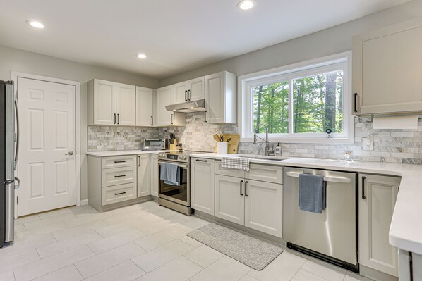Fridge, microwave, stovetop, dishwasher