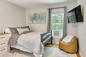 3 bedrooms, desk, iron/ironing board, travel crib