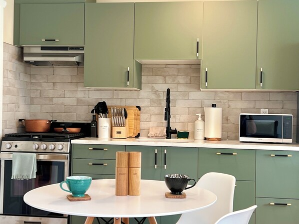 雪櫃、微波爐、焗爐、爐具