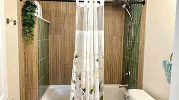 Secadora de cabello, toallas, jabón, shampoo