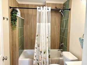 Sèche-cheveux, serviettes fournies, savon, shampoing