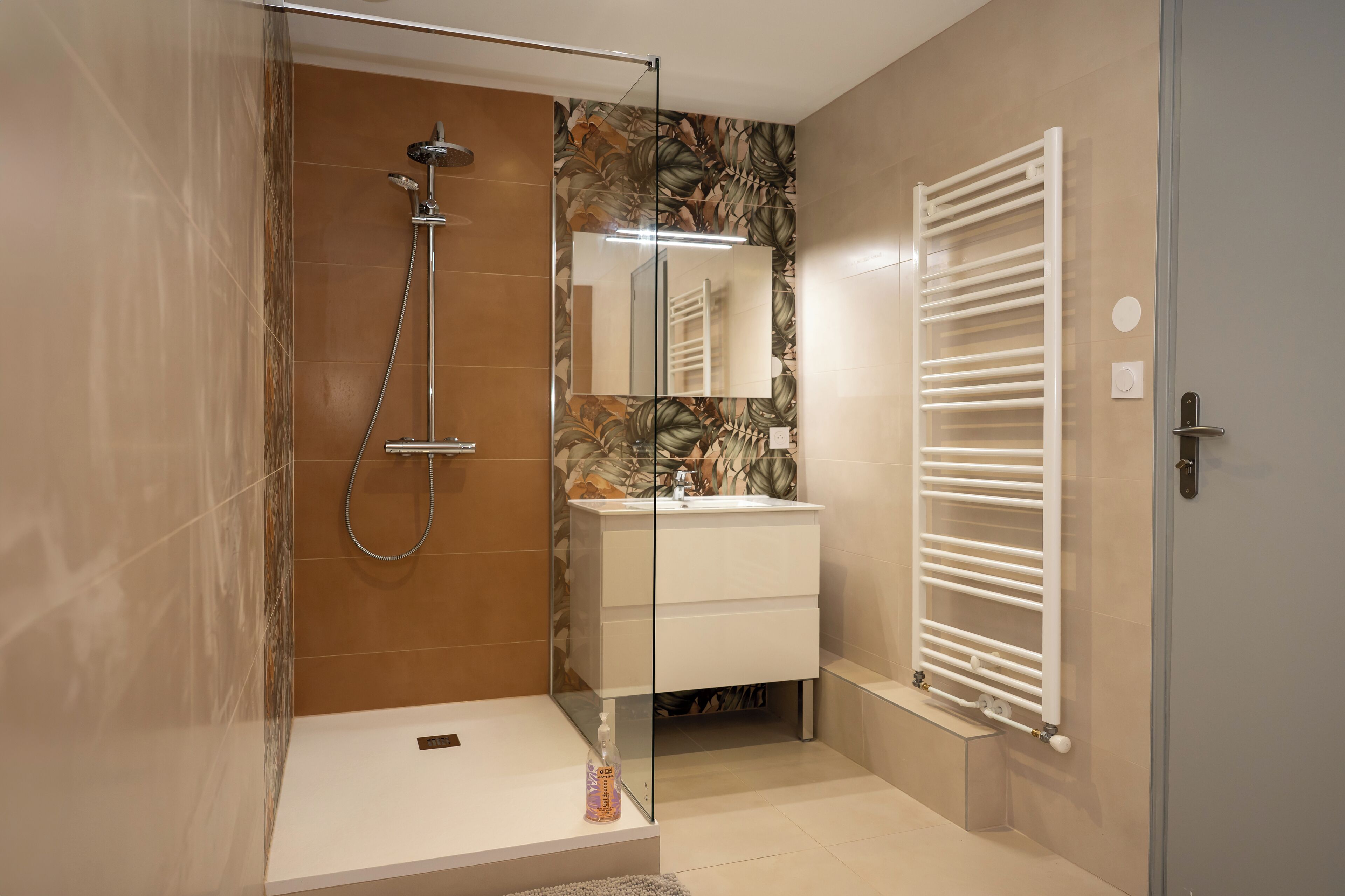 Douche, sèche-cheveux, serviettes fournies, papier toilette