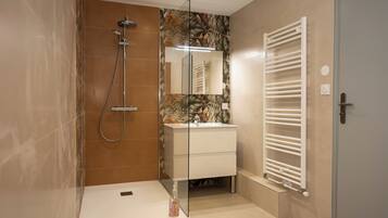 Douche, sèche-cheveux, serviettes fournies, papier toilette