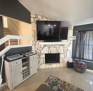 Living area - Marvelous 4-bedroom house with AC in San Antonio! (San Antonio)