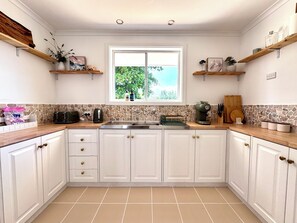 Microondas, horno, placa de cocina y lavavajillas