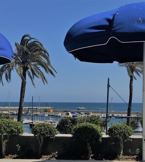 Chaises longues, serviettes de plage