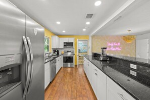 Kjøleskap, mikrobølgeovn, kokeplater og oppvaskmaskin