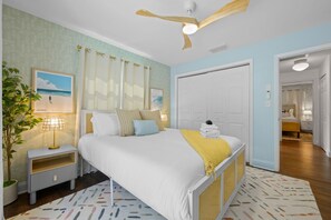 4 bedrooms, iron/ironing board, travel crib, WiFi - Sleeps 10•Pool•Hot Tub•Sport Court•Pool Table (St. Petersburg)