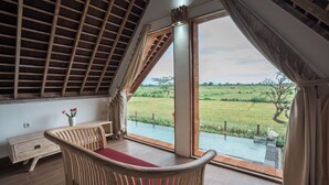 Deluxe Suite Room with Rice Field View | Peti besi dalam bilik, cadar katil 