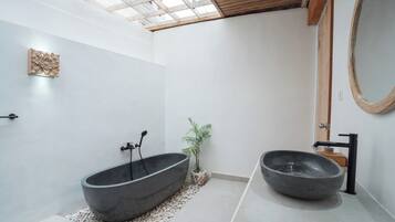 Deluxe Suite Room with Rice Field View | Baño | Secadora de cabello, pantuflas, bidet, toallas