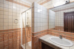 Ferienhaus | Badezimmer | Dusche, Haartrockner