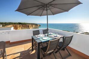 House | Outdoor dining - Holiday Home With Terrace, Sea-view (Lagoa)